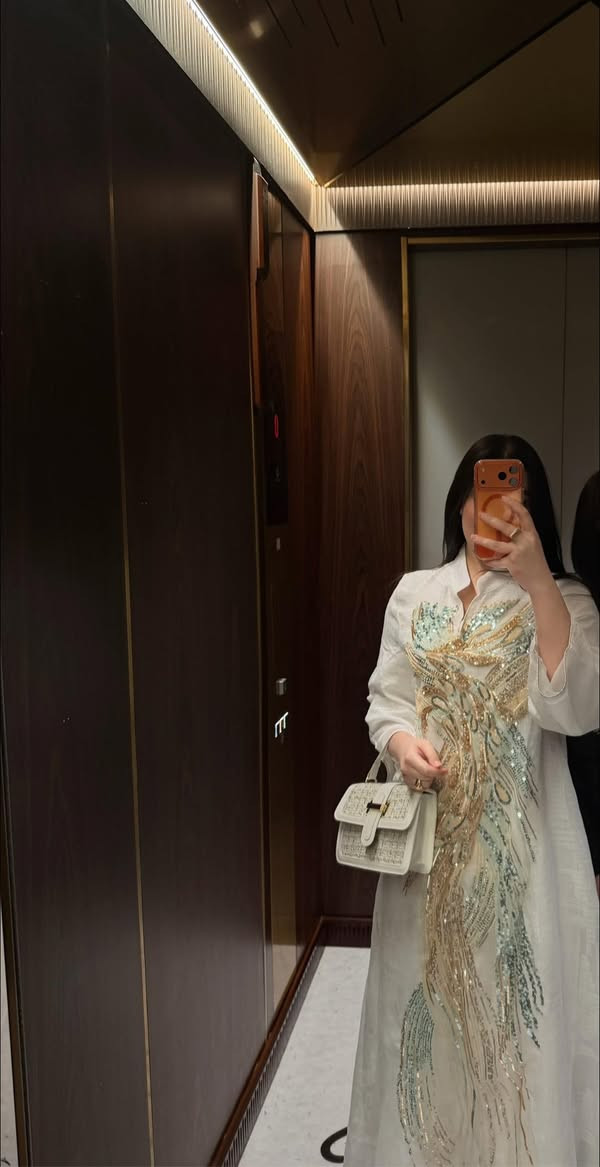 كلابية ابيض قياس M طول القطعة من الكتف للقدم 145 لبستها لبسة وحده اريد ابيعها ب 60 الف الي تريدها تدخلي خاص وكلش نظيفة عبالك ما ملبوسة


**إذا كنت صاحب هذا الإعلان وتريد حذفه لأي سبب، رجاءا أرسل رسالة إلى الدعم الفني**