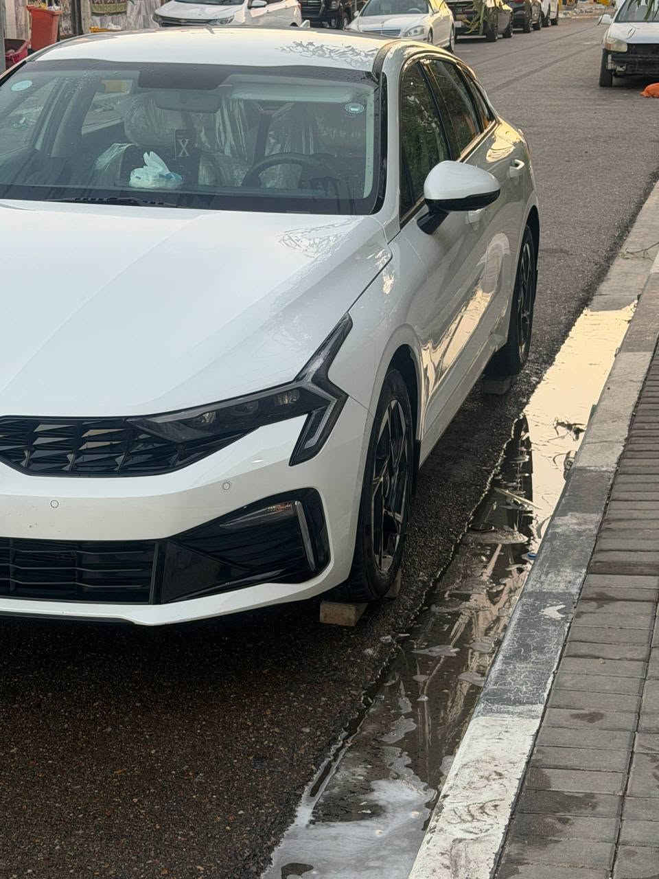 للبيع  كيا K5 2025 خليجي وكالة NIM
الفئة: EX
محرك 2.5 GDI
قير أوتوماتيك 8 سرعات
خليجي وكالة NIM
صناعة كورية
شاشة كبيرة
عدادات رقمية
كاميرا خلفية
حساسات أمامية وخلفية
إضاءة LED
بصمة تشغيل ودخول
جنوط ألمنيوم
وبعد هواي مواصفات  
 الممشى: 22 ألف كم (قابل للزيادة)  السعر: 223 ورقة (قابل للتفاوض)مجال قليل 
 السيارة على الكفالة  ما عدا بارد بالصندوق راجع بلاد  السيارة نظيفة جدًا على وضع الوكاله
رقمي : *********** البصرة, العراق
