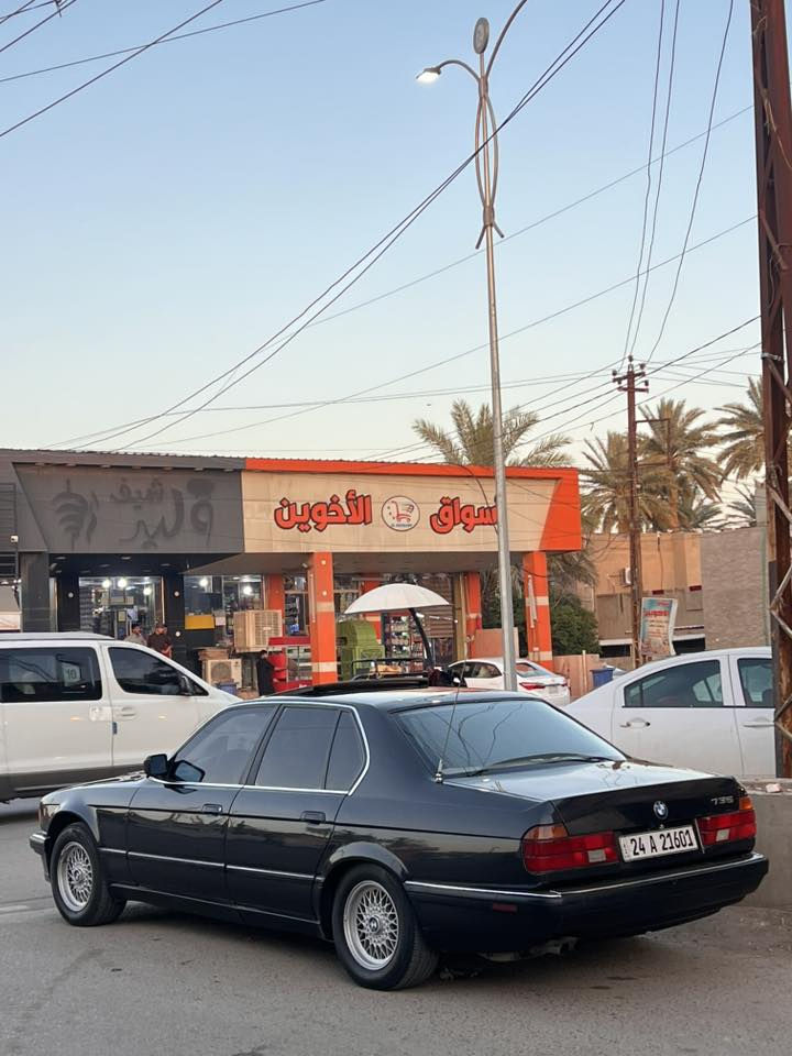السلام عليكم
BMW 735i 1992 
بلادي فقط مصبوغ 
لا ضربه ولا معجون ولا خياس
كهربائيات كفاله 
ادامه عامه مسويلهه 
جاهزه من كلشي 
گير محرك حداديه ميه بالميه 
تحويل مباشر 

بيع او مراوس حسب القناعه
مكان السياره بغداد 

 السعر 73 وبيها مجال قليل
***********
