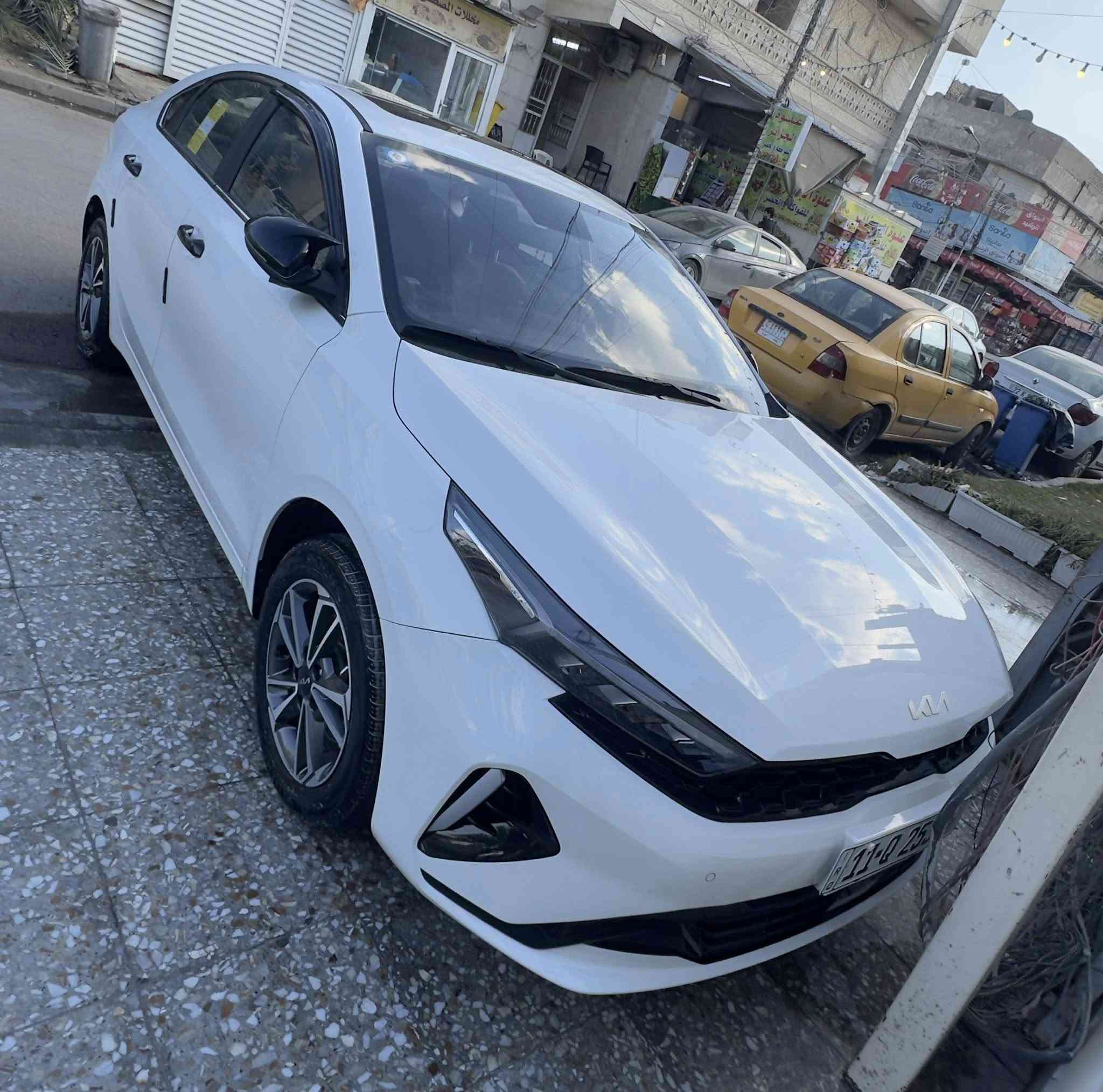 السلام عليكم كيا كي 3 موديل 24 ماشيه 8700 مكفوله  من الصبغ والتبديل والضربة ماعدا طخه موضحة بالصور بالدعاميه  مكان السيارة بغداد السعر 150 بيها مجال بسيط  للاستسفار ***********
