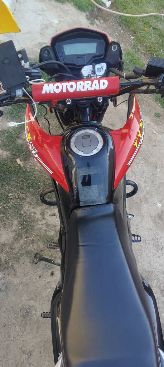 دراجه قفاز ما مشتغل دلفري جبتها استعمال شخصي نضيفه دراجه محور دايوان محرك يعني المحرك بل جيس نضافه فول نقص بس اشاير لا اكثر  مكاني بغداد مشتل *********** بغداد, العراق
