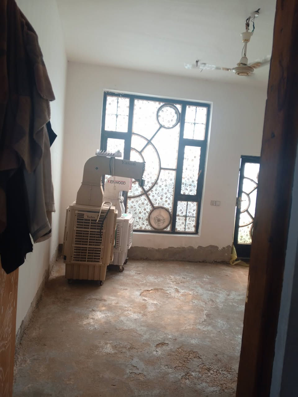 بيت البيع في واسط حي الحكيم البيت كامل ماعده الارضيه مطبك فقط المطبخ. الحمام. صحيات مساحة 225 البيت يحتوي على مجاري وانترنيت ضوئي السعر خاص رقم الهاتف *********** يحتوي على غرفتين واستقبال وهول ومطبخ وصحيات وبيتونه بناء بلوك
