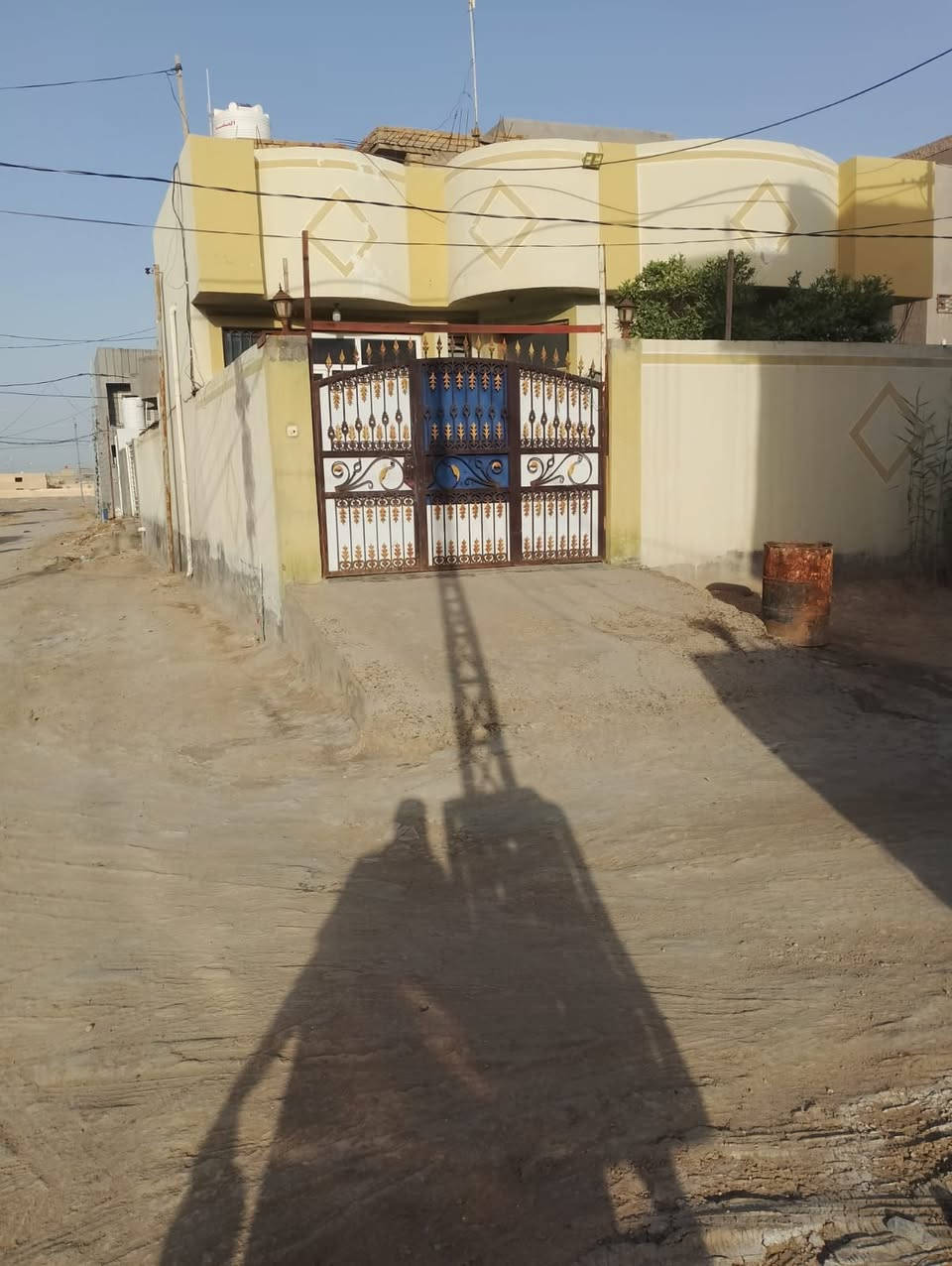 بيت للبيع طابو صرف قريب علا شارع العام العنوان الورديه قرب مستشفى الكفيل فرع المركز بيت ركن المساحه 220 طابق واحد يحتوي على غرفتين نوم وكلدور وصاله ومطبخ وحديقه 4*6 وكراج سياره السعر 190 رقم الهاتف *********** رقم ***********

