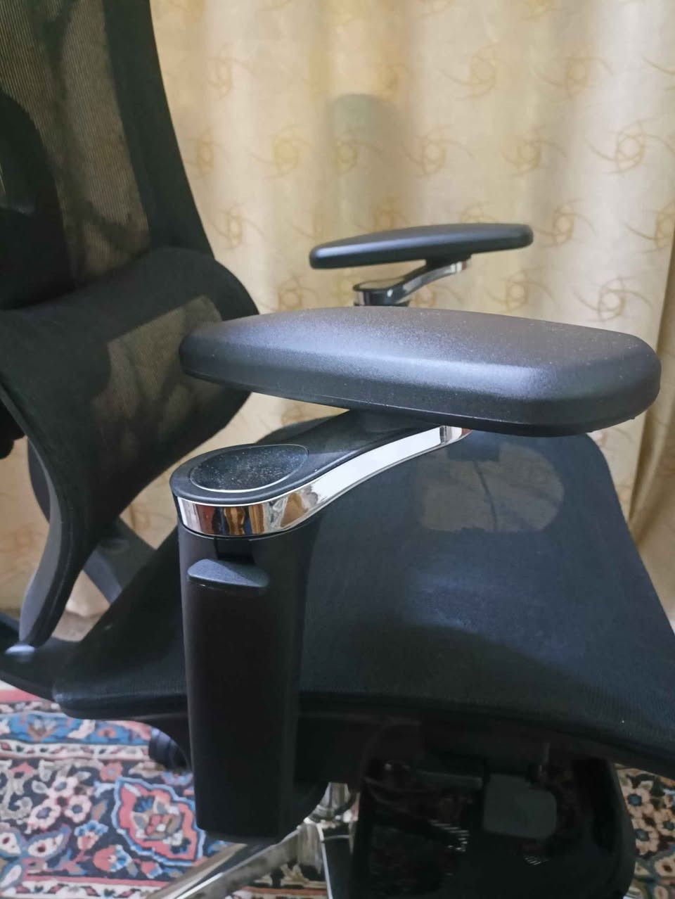 📢 للبيع: كرسي مكتب طبي (ارغونوميك) "فول أوبشن" - بحالة الوكالة
كرسي فخم وعملي جداً، تم شراؤه قبل شهر واحد فقط، البيع لظرف طارئ. الكرسي مصمم لراحة الظهر والرقبة لساعات العمل الطويلة.
✨ أهم المواصفات:
تصميم طبي (Ergonomic): يدعم انحناء الظهر بالكامل مع قطعة مخصصة لدعم القطنية (Lumbar Support).
مسند للقدمين (Footrest): ميزة إضافية مريحة جداً للاسترخاء أثناء العمل أو الدراسة.
خامات عالية الجودة: قماش "مش" (Mesh) طبي يسمح بمرور الهواء ومنع التعرق.
تحكم كامل:
مسند رأس (Headrest) قابل للتعديل.
مساند يد (Armrests) تتحرك في عدة اتجاهات (3D/4D).
هيكل وقاعدة من الألمنيوم الكروم المتين جداً (وليس بلاستيك).
عجلات صامتة: حركة سلسة جداً على الأرضيات والسجاد.
💰 السعر المطلوب:159.000

***********
عنواني الموصل موصل, نينوى
