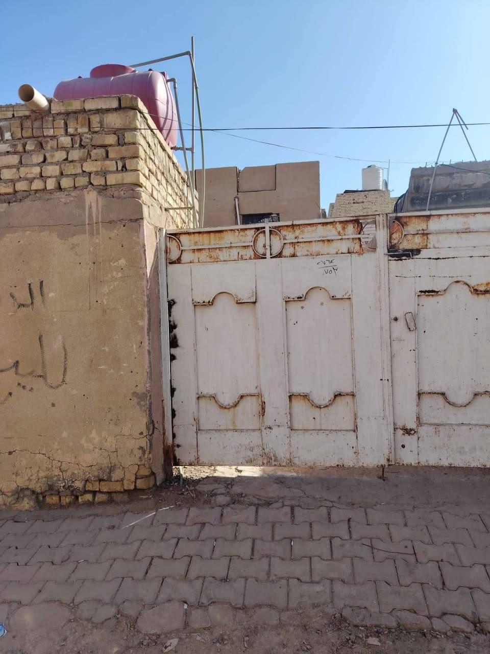 دار للبيع طابقين
المساحه 240 متر بناء قديم  يتكون الدار من 
استقبال وهول  ومطبخ وصاله وترك وحديقه كبيرة  وصحيات وغرفتين نوم  وطابق الثاني اربع غرف نوم وبيتونه العنوان ميسان حي الشهداء  قريب على  الشارع 
السايدين خلف حسينيه اهل البيت 
للتواصل والاستفسار خاص او اتصال
    ***********
المكتب  مجاز حكومياً ادخل للحساب ناشر ابيوت اي بيت ايعجبك او قطعه  راسلني وتدلل
أعرض عقارك عندنا ودع لنا التسويق
عنـــوان المـكتــب ميسان  (مكتب عقارات الساعدي) 
الفرع الاول    حي  الجامعي ودور النفط 
 الفرع الثاني  البتيرة مقابل الف دار 
الفرع الثالث حي الصحفين والغدير
