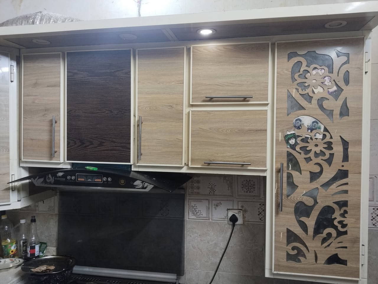 السلام عليكم
ملحق كاونتر مع الساحبه.. 
قفص طيور حب طول متر وربع 
والعرض متر... مع طيور حب سبعه 
اتصال على الرقم ***********.
