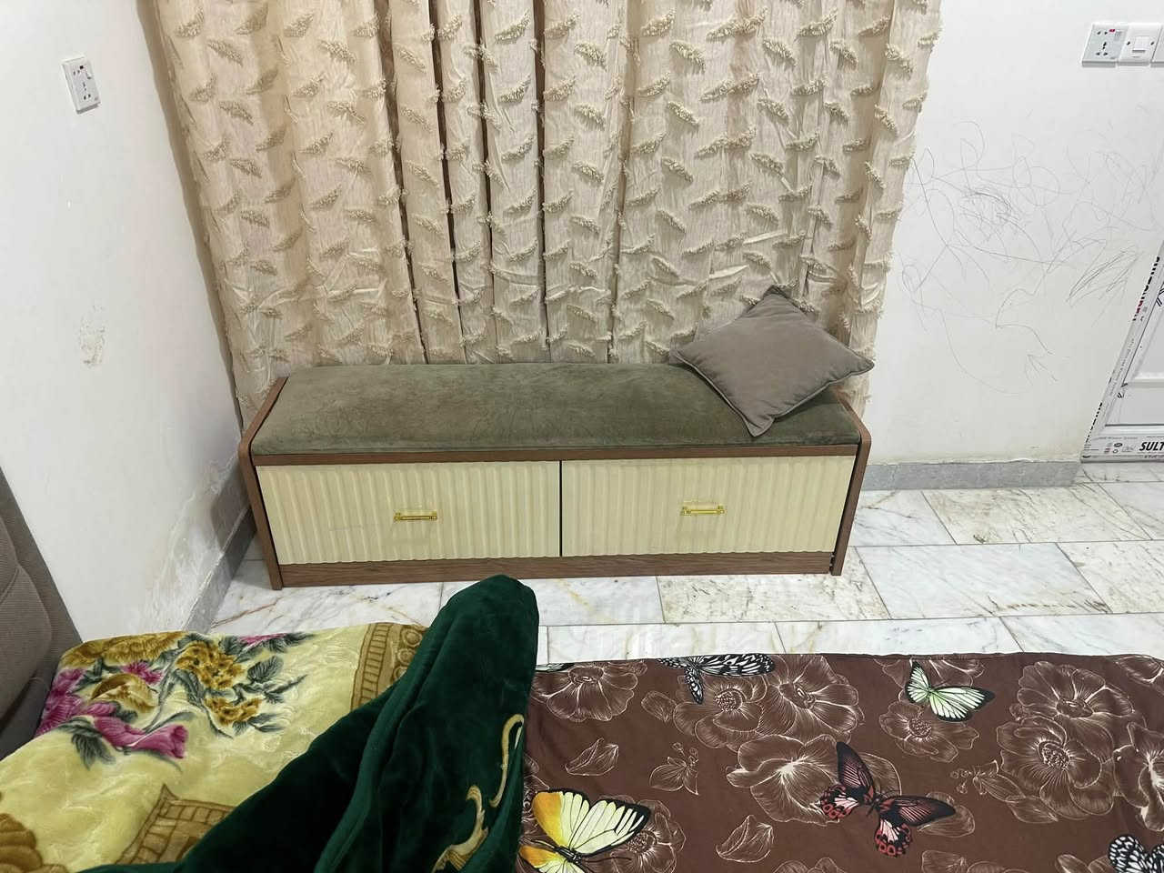 السلام عليكم 
غرفه تركيه متكونه من 10 قطع نضيفه وحلوه ومابي اي ضرر سعره 750 الف مكاني بغداد حي العدل ***********
