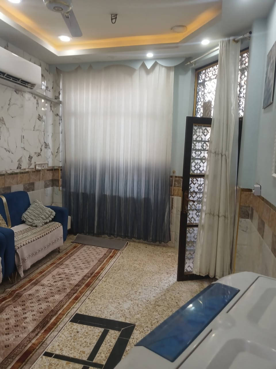 100م طابق زراعي حي البساتين قرب صيدليه عطر البساتين  3 نوم وصاله ومطبخ مع خدمات للطابقين  وخارجيه السعر،135  للاتصال***********
