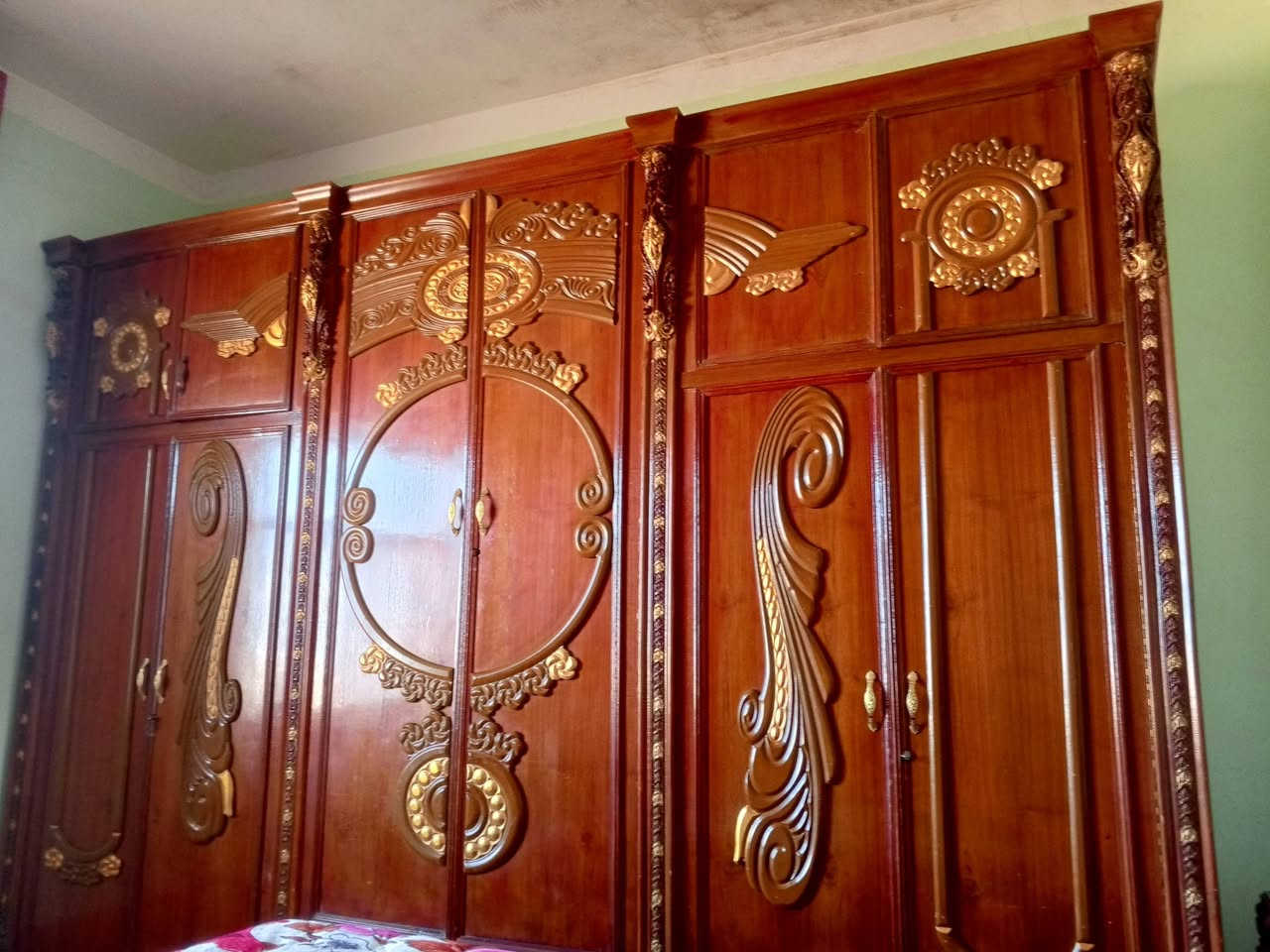 سلام عليكم من رخصه الادمن غرفه خشاب للبيع خشب عراقي زان مصري كنتور ست بوب جربايه تاج مثل ما موضح بل صور واحسن نضيفه حيل ما مستخدمه هواي للا ستفسار على الرقم *********** عليه وتساب
