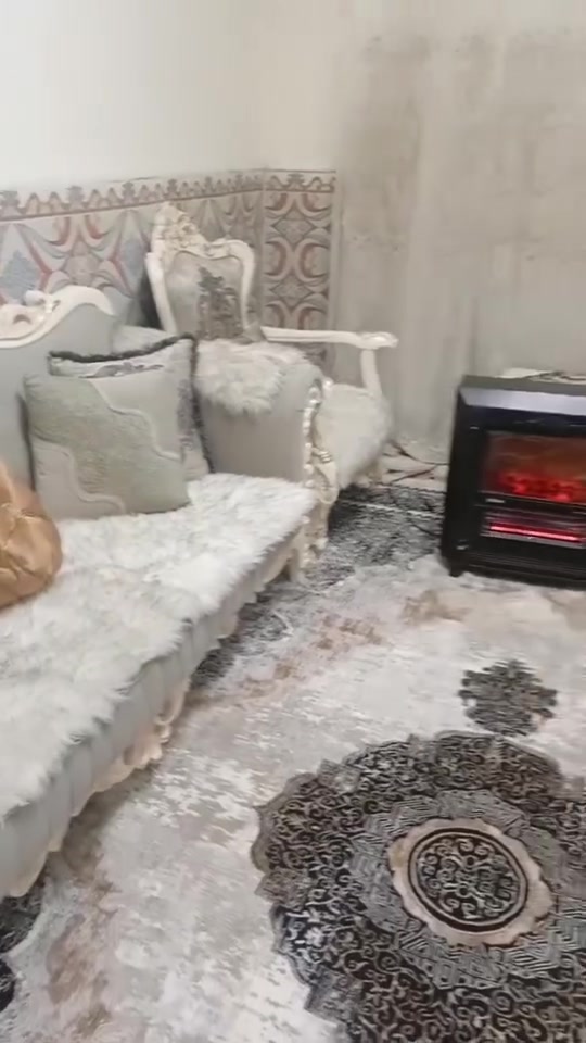 سلام عليكم بيت للبيع حي الجامعه قرب معمل الخياطه بيت رقم معامله بسمي كامله 100متر طابق ونص غرف ثنين صاله ثنين وديوانيه ومطبخ وصحيات ثنين سعر خاص *********** بناء 2018
