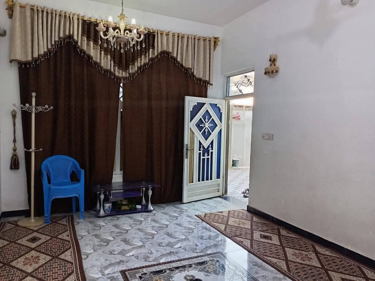 دار للبيع بحي الحكيم مساحته    200 متر يعد عن التبليط 50 متر يبعد عن الشارع العام 100 متر غرفتين وهول استقبال مطبخ صحيات الاتصال واتساب 5538563 0780   ***********
