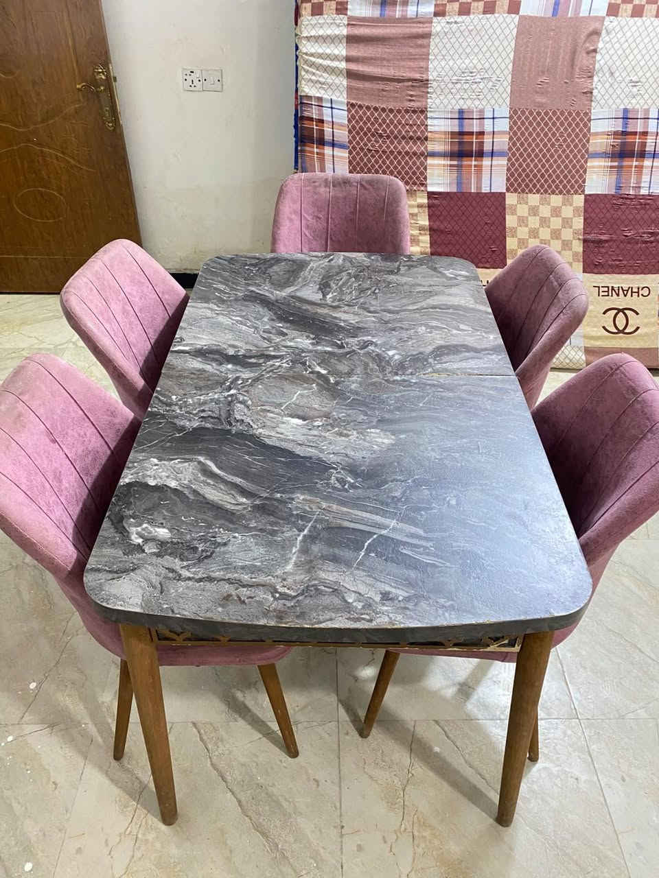 اثاث بيت كامل نظيف جداً أسعار مناسبة
العنوان :  زعفرانيه أربع شوارع 
*********** واتس فقط

