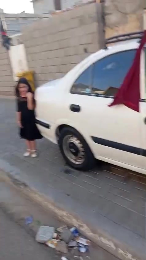 البيت حواسم للبيع حي المهندسين ساحه رمل متكون من غرفتين وصاله وطارمه ومطبخ وصحيات سعر 15 وبي مجال
***********
