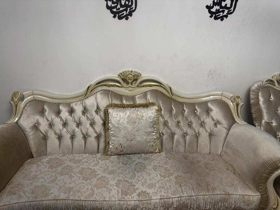 تخم ملكي للبيع نضيف جدا عشر مقاعد لون بيجي خشب درجه اولى استخدام كلش قليل سعره مليون و500 الاستفسار اتصال بالرقم ***********
