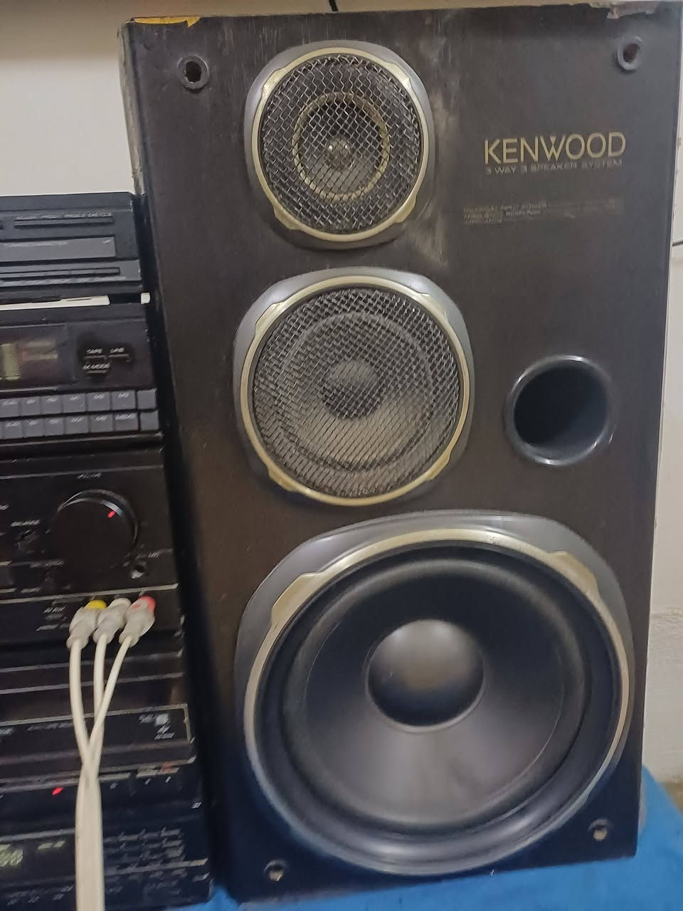 ​الشركة: KENWOOD أصلية( #ياباني )
الجهاز بحالة ممتازة جداً، شرط ما مصلحه ولا مضروب كاوية (كلشي بيه بلاد وعلى وضع الشركة).
​النظام: طقم كامل يضم خمس طبقات  (Tuner / Equalizer / Amplifier / Cassette / CD) مع سماعتين كينوود (3-Way Speaker System) بصوت ونقاوة عالية جداً.
الصوت صافي وجميع الأزرار والإنارات شغالين بدون أي مشاكل  #علما بي ايضا واير ليس يعني تشغل من بعد 
التواصل على خاص او اتصل ***********
