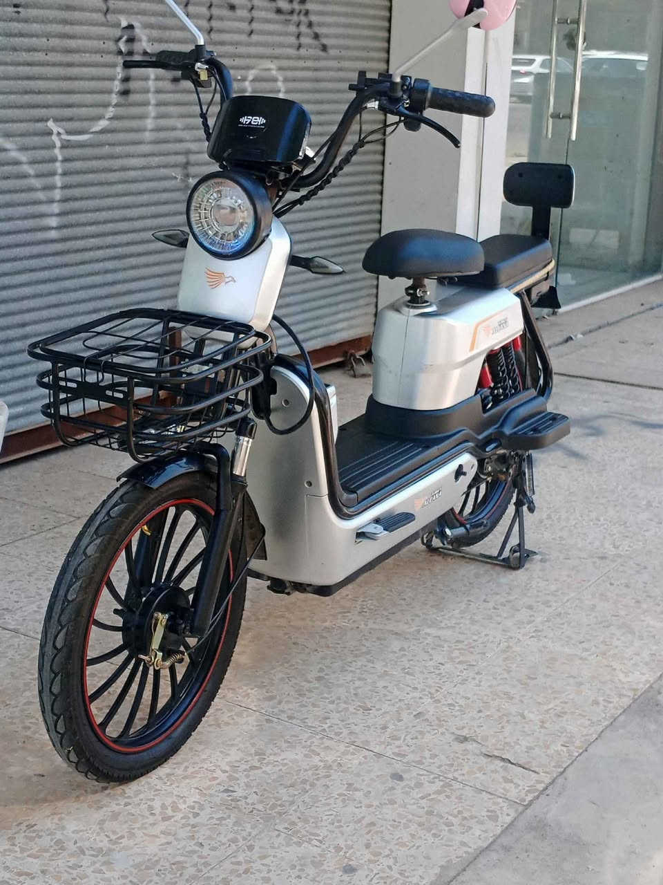 ماطور شحن حجم 20 اخو الجديد 5 بطاريات كبار وبشرط السرعه 99 بلوتوث 4 كير مكان أربيل هفلان سعر 340الف
*********** أربيل, العراق
