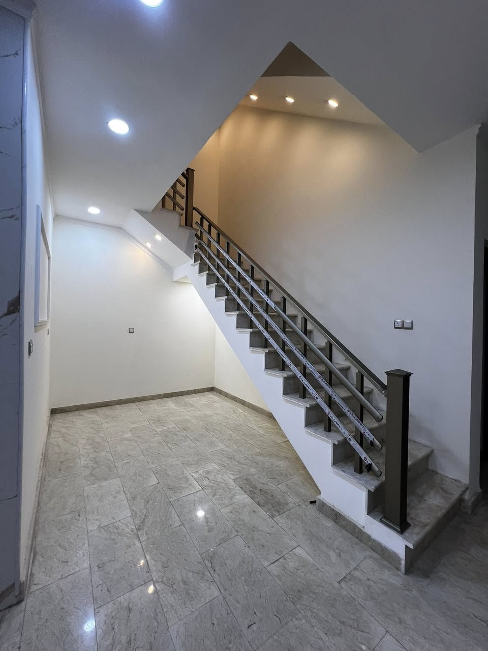 🏡 مشتمل للبيع – حي البنوك / شارع باريس 📏المساحة: 90 متر
📏 الواجهة:6.40
📏 النزال: 14 متر
🛣 الشارع: عريض 15 متر
🛏 عدد الغرف: 3غرف نوم سويت
🏗 البناء: فول حديث
    واجهه وأرضيه مرمر

📍 الموقع: مميز جداً – حي البنوك / شارع باريس

📞 للاستفسار والمعاينة:
مراجعة مكتب الهدف للعقار
📍 حي البنوك – شارع الكنيسة – بأتجاه جسر البنوك مجاور مكوى ريحانه
  ************
