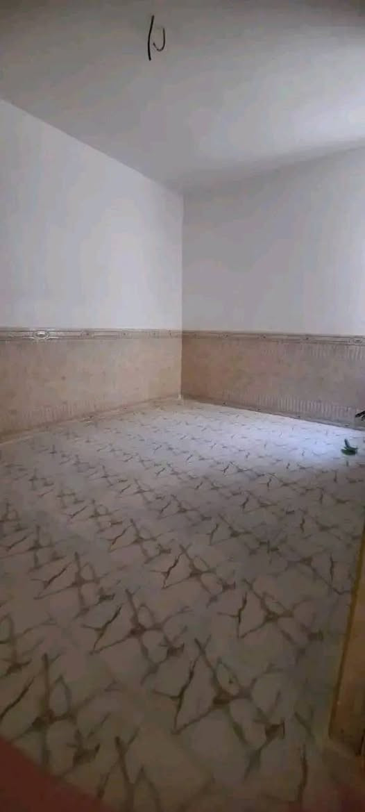 دار للإيجار 100م  ايجارها 200 الف  نظيفة الدار المكان  حي النداء  منطقة 59 ماي كهرباء  مدارس  غرفة وصالة واستقبال ومطبخ  وصحيات عمود 23 وتنزلون  للحي ***********
