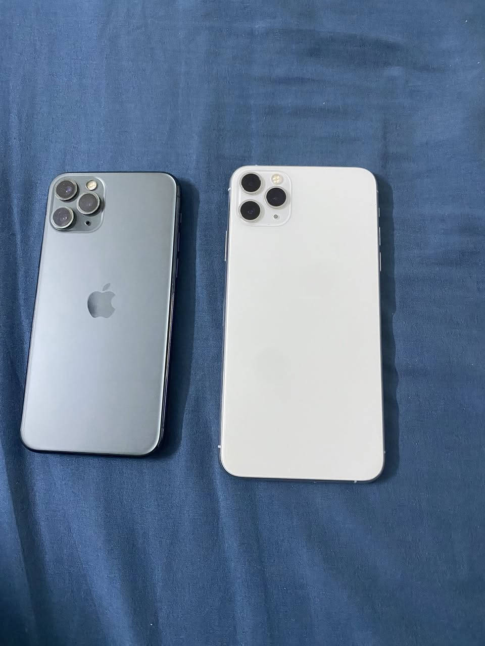 البيض 11 برو ماكس ذاكرة 256 بطارية 78 جهاز مكفول بس بصمة ما تشتغل سعره 275 وبيه مجال والثاني ايفون 11 برو فقط مو ماكس مبدل شاشة وبطارية نوعية زينة ذاكرة 512 بطارية 100 سعره 200 قفل رقم ***********
