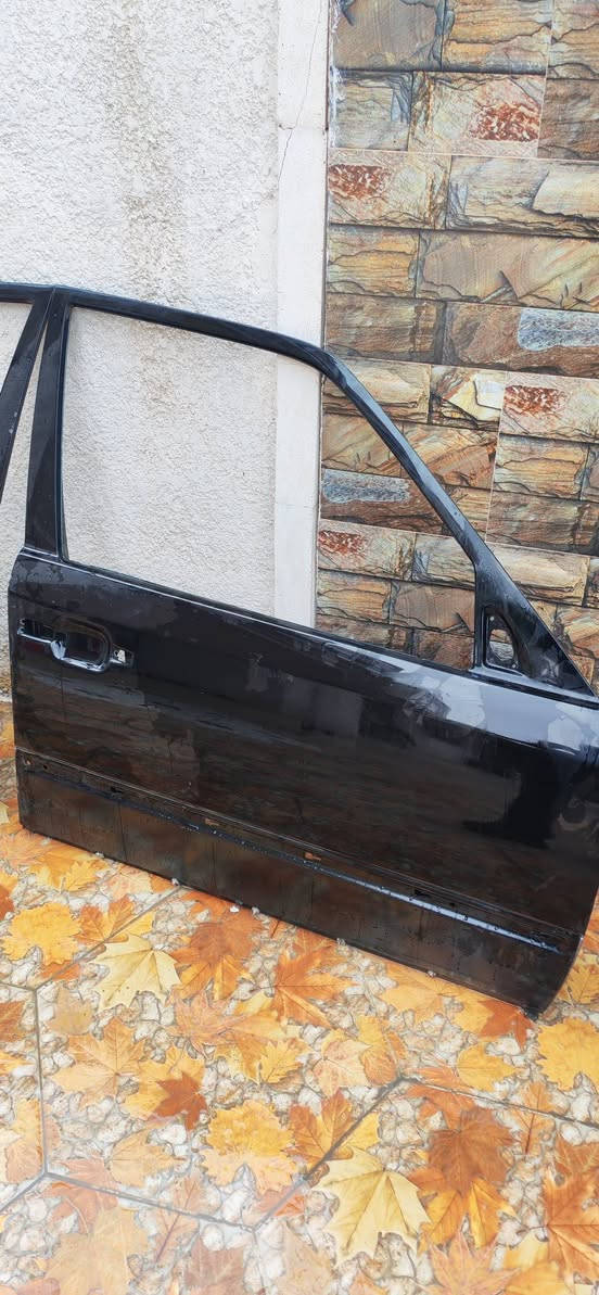 باب ايمن وايسر مارسدس دب 1991 للبيع اتصل وتدلل لون اسود ملكي
***********
