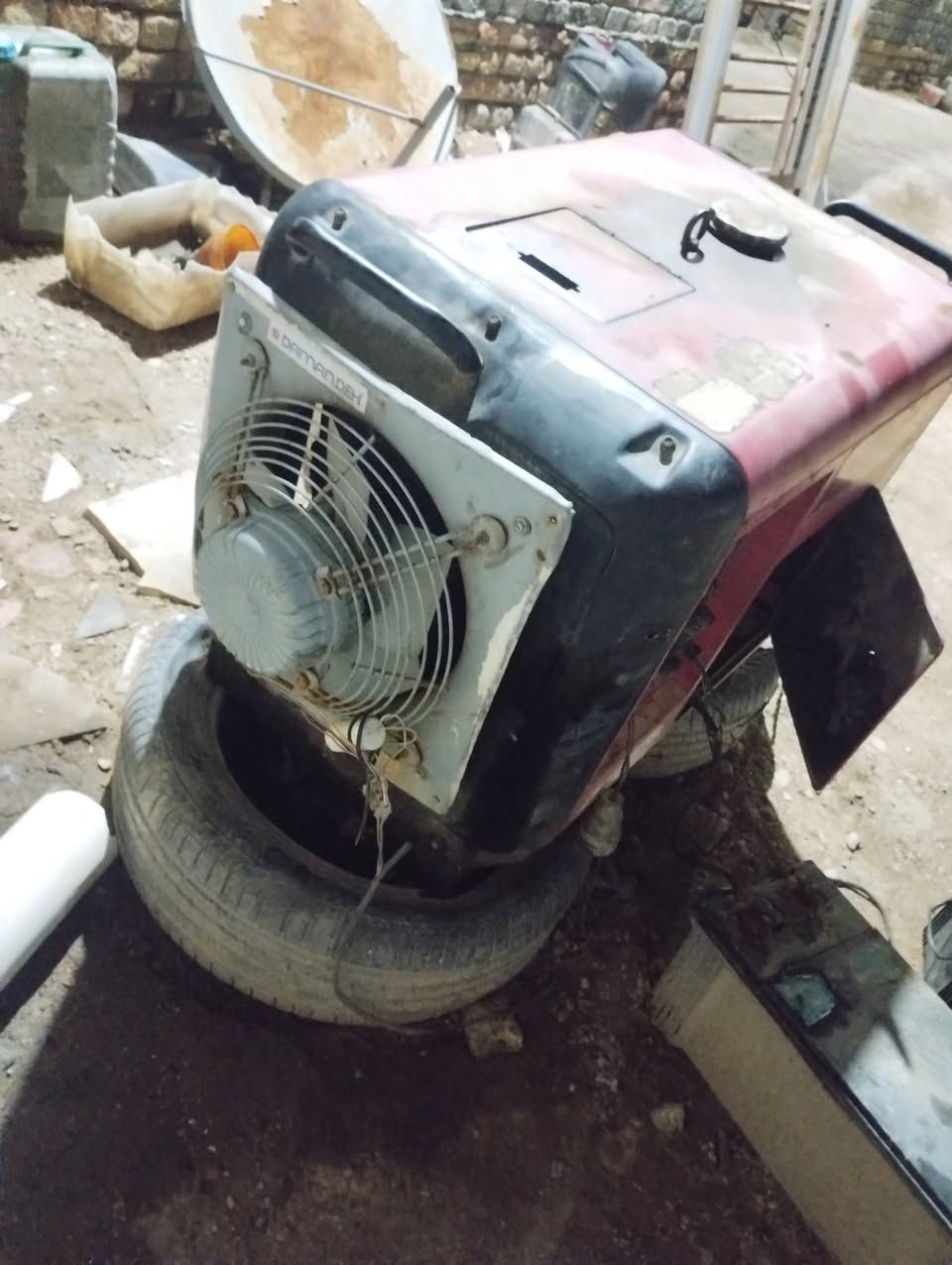 السلام عليكم  مولده كامه  للبيع شغاله كاتم تنطي 7كيفي جديده كاتم على الفحص.بيه مروحه حتى تبرد المحرك من يحمه    .... اما المحرك. هاذه بدون توليد بس الكفر  موجود   شغال على الفحص. وتنطي 7كيفي  ***********موجود واتساب
