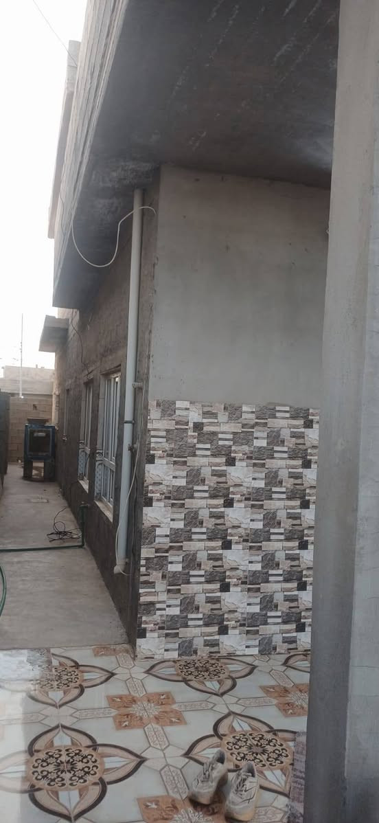 السلام عليكم بيت للبيع قرب مدرسه الخرجه للبنات مساحة البيت ٥٥٠ متر مربع كامل المواصفات البيت طابقين اتصل و تدلل ***********

