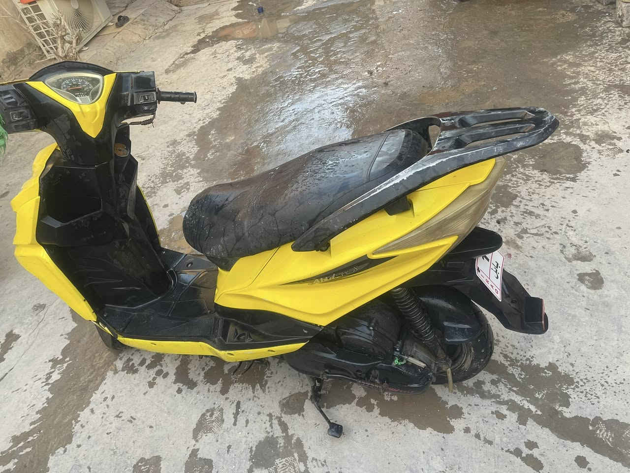 السلام عليكم عندي دراجه جامبو ماكس  صيني ومكينه ياباني كلشي شغال عده الكهربائيات بس يرادله ترتيب الله شاهد شغاله من سلف وهندر هاي كدامك شوفه 
*********** السعر 375 بيه مجال شرط عل فحص
