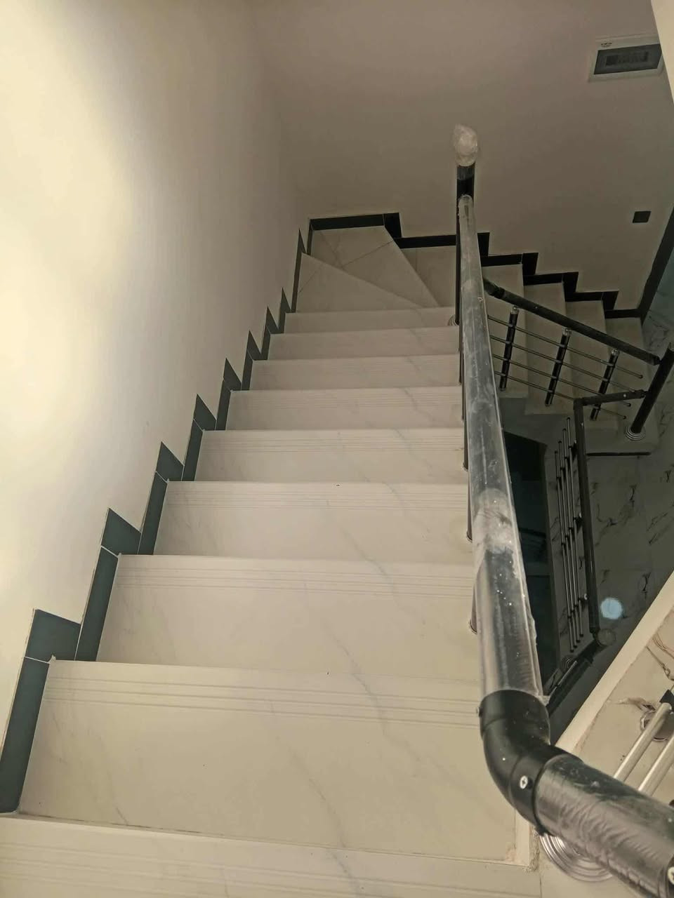 تونات 75 متر للبيع
كل دار يحتوي  على هول صالة
منور مطبخ وخدمات عدد 2
غرف نوم 3 منور
حي الجهاد ديوان المخابرات قرب شارع 60
للاستفسار ☎️  واتساب***********
