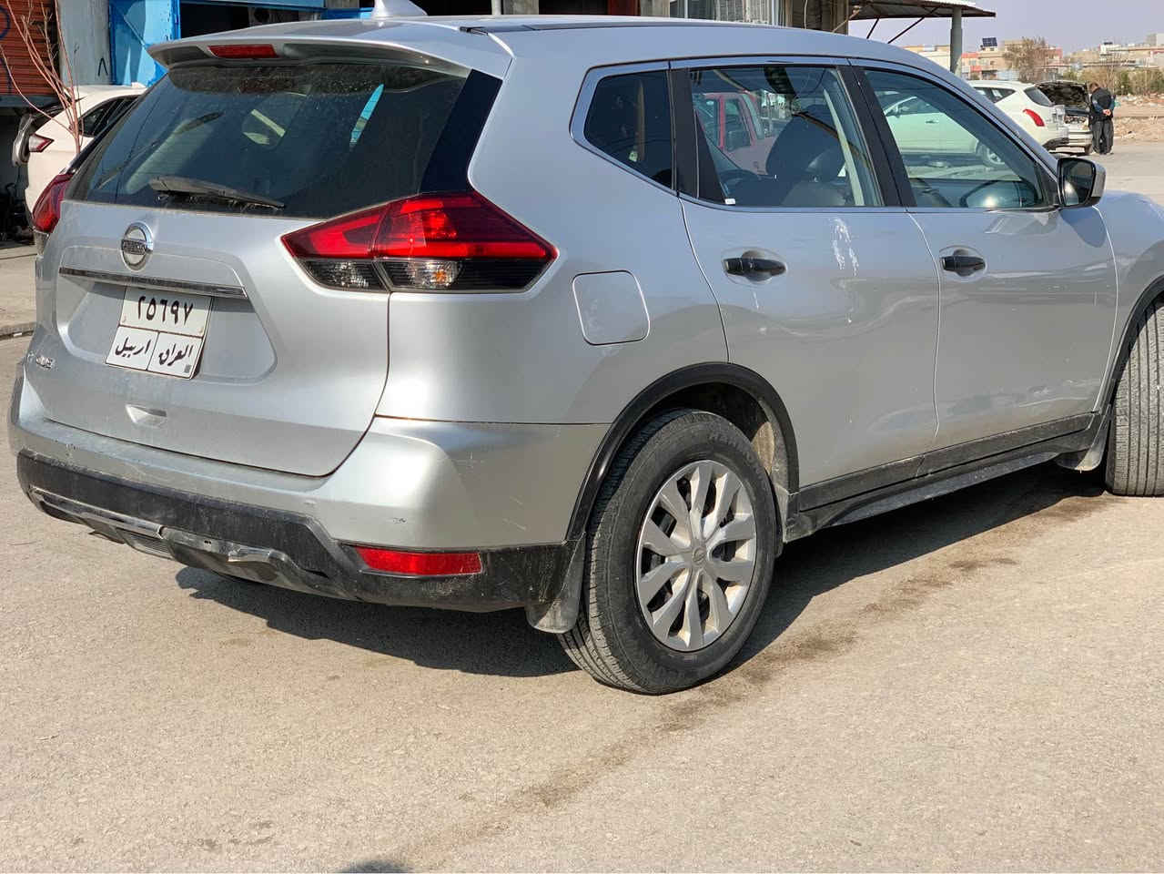 نیسان رۆگ ٢٠١٧ 
دوو پارچەی هەیە نیو بۆنیت و نیو چاملغ بێ ناو گرتن بێ ئێرباگ 
سەیارەکە  زۆر خاوێنە 
***********
شوێن :هەولێر أربيل, العراق
