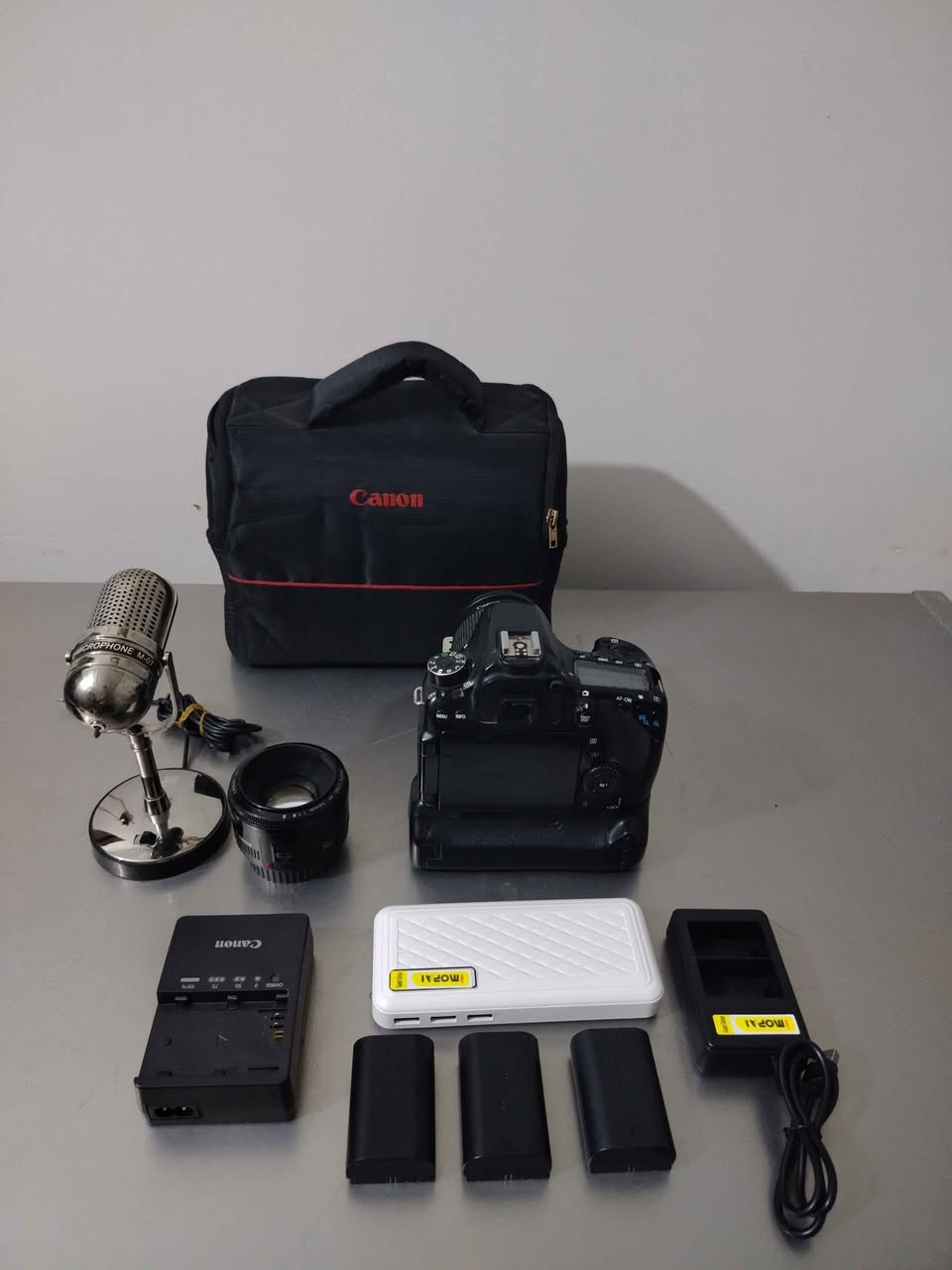 Canon d70 كرب فريم 

المحتويات 
1_ حقيبة كتف 
2_كريب حامل بطاريات 
3_ بطاريات3 مع شاحنة مع شاحن للبطارية
4_عدسة 50 ملم نضيفة
5_عدستهه الاصليه ١٨.٥٥
 _____________________

السعر ٦٥٠ بيهه مجال بغداد, العراق


**إذا كنت صاحب هذا الإعلان وتريد حذفه لأي سبب، رجاءا أرسل رسالة إلى الدعم الفني**