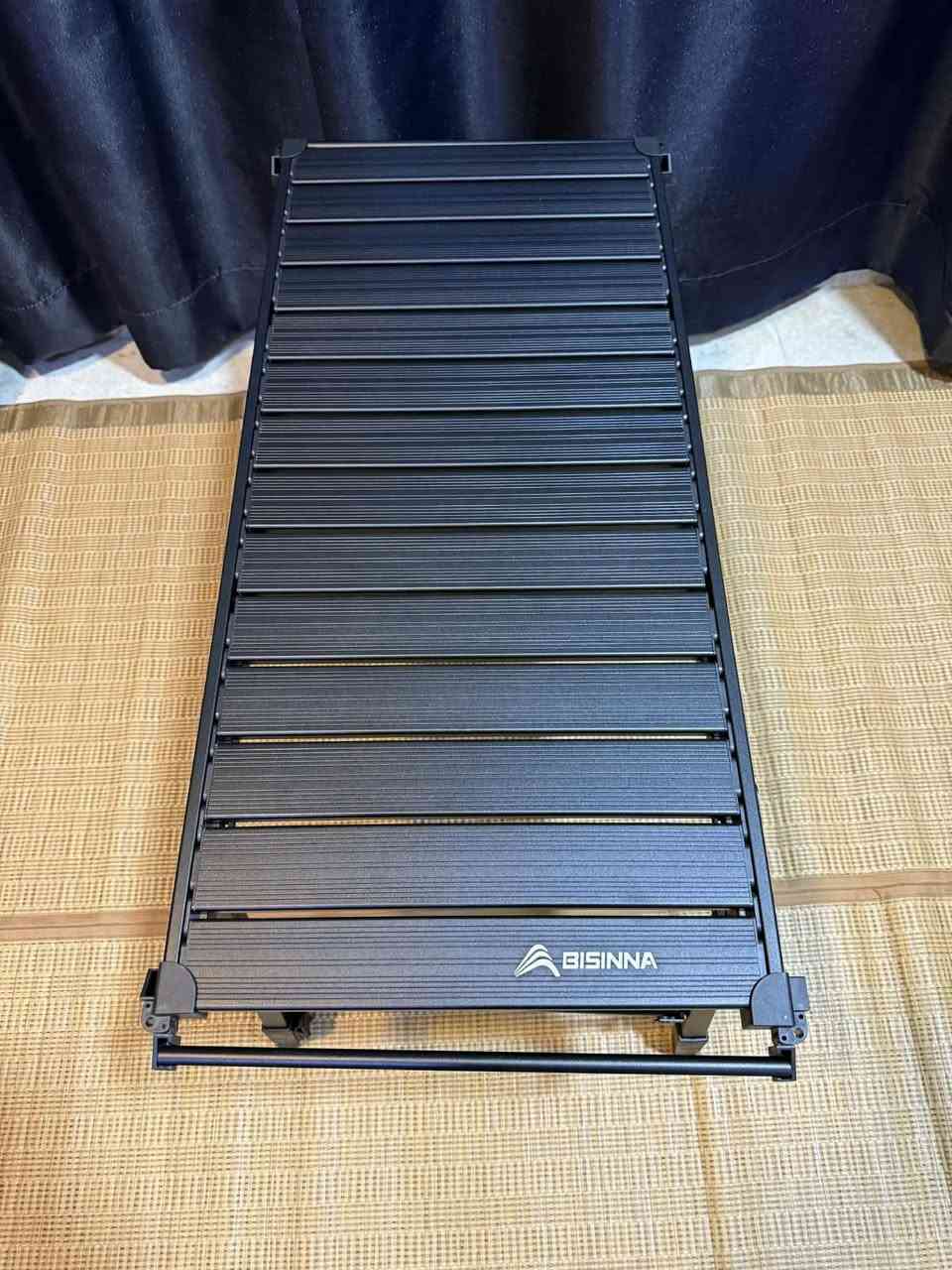 ميز او طاولة ألومنيوم قابل للطي (Roll Table Top) من ماركة BISINNA، وهو مصمم للاستخدام في الرحلات والتخييم قابل للارتفاع مع حقيبة تخزين
المواصفات والمميزات:
المادة: مصنوع من سبائك الألومنيوم المتينة وخفيفة الوزن، مما يجعله مقاوماً للصدأ وسهل التنظيف.
التصميم: يتميز بتصميم شرائحي يسمح بطيه أو لفه بشكل مضغوط لتسهيل عملية النقل والتخزين.
قياس الميز 
الطول ٨٠ سانتمتر العرض ٣٨ سانتمتر 
اقصى ارتفاع ٦٣ سانتمتر 
ادنى ارتفاع ٤٣ سانتمتر 
تواصل خاص او *********** واتساب
