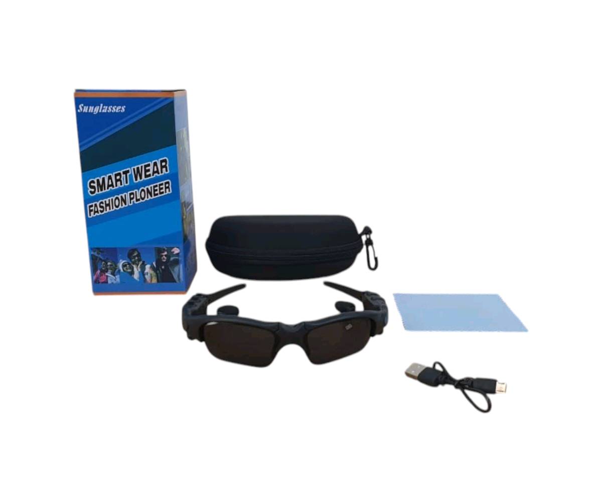 الاستخدامات

مثالية لممارسة الرياضات الخارجية مثل: الجري، ركوب الدراجات، التزلج، أو المشي في الطبيعة

ممتازة للأنشطة اليومية مثل القيادة أو التنقل في الأماكن العامة

تدعم الاستماع للموسيقى وإجراء واستقبال المكالمات بدون الحاجة لاستخدام اليدين، مما يجعلها خيارًا عمليًا للسفر والعمل

أنيقة وعصرية، تضيف لمسة تقنية حديثة لإطلالتك

المميزات

سماعتان مدمجتان على جانبي الإطار بتقنية صوت موجه نحو الأذن، توفّر تجربة استماع خاصة وآمنة

ميكروفون مدمج بجودة صوت واضحة لإجراء المكالمات أو الأوامر الصوتية

اتصال بلوتوث سريع ومستقر لربط النظارة بالهاتف الذكي أو أي جهاز متوافق

أزرار تحكم على الإطار لتشغيلإيقاف الموسيقى، الرد على المكالمات، والتحكم بالصوت

عدسات حماية من الأشعة فوق البنفسجية UV400، مثالية للوقاية من أشعة الشمس خلال الأنشطة الخارجية

تصميم مريح وخفيف الوزن للارتداء لفترات طويلة بدون إزعاج

بطارية قابلة لإعادة (لم يتم ذكر سعة البطارية) الشحن عبر كابل USB صغير (Micro USB)
