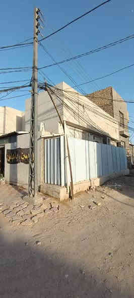 السلام عليكم 
بيت 🏠 50 متر ركن على ساحه 84451 رقم البيت 
النجف حي النداء شريط الموظفين 
يتكون من
استقبال 
صاله 
مطبخ 
غرفه 
صحيات 
البناء 
أساس صب 
السقف صب
الجدران بلوك 
الارضيه سيراميك 
السعر 47 مليون وبي مجال
البيت بسمي ثاني يوم أداور بأسم المشتري 
رقم الهاتف 
***********
***********
