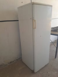 للبيع الثلاجه سعره ١٠٠ الف الميز الكبير ٧٥ الف الميز الصغير ٤٠ الف الس...