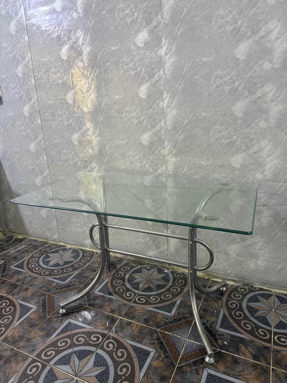 ميز زجاج تكمه 
الطول 120 العرض 70

بغداد حي الجهاد 
*********** بغداد, العراق
