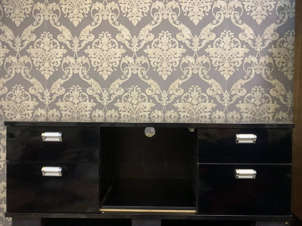 سلام عليكم ميز تلفزيون جديد 3 نقشات السعر30 
***********واتساب
