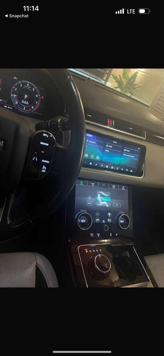 السلام عليكم
رانج روفر وكالة سردار موديل 2020 فول مواصفات  للاخير ماشية 60 الف كيلو متر مكفولة من كلشي السيارة جديدة ونضيفة لاخر حباية لون بحري رقم بغداد سعرهه 410 ورقة 41000 الف دولار مكانهه اليرموك 
للاتصال ***********
