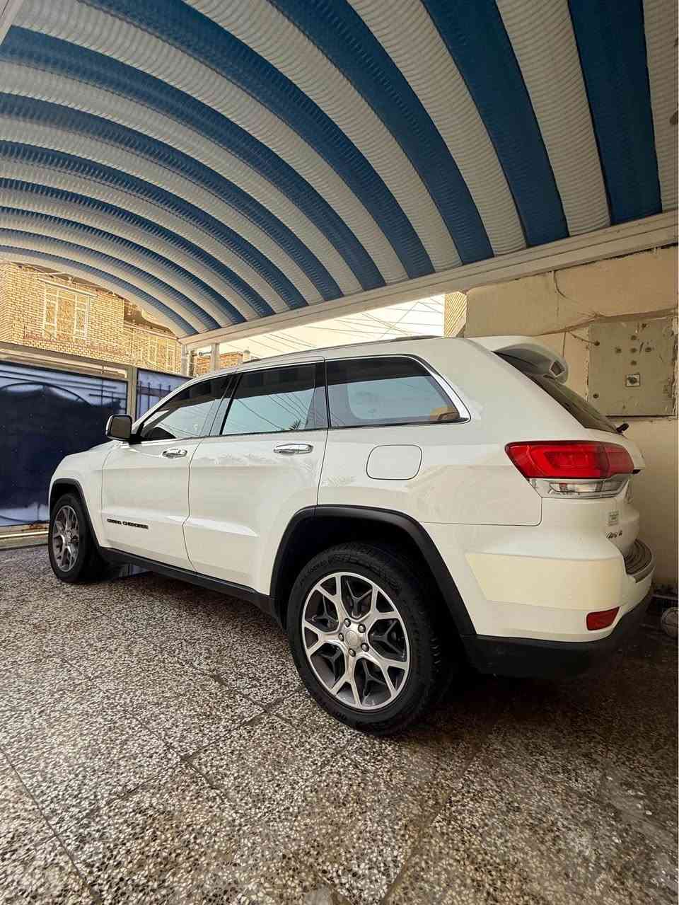 السلام عليكم جيب لاريدوا خليجي موديل 2019 لمتد بلاص فول مواصفات رقم بغداد تحويل مباشر سياره عل وضع الشركه تخم تاير حداديه كله جديد مواصفات السياره 
فتحه سقف 
لايت عدسه قلاب 
مري شفط 
داخل عسلي 
حساسات امامي خلفي 
رادار جانبي 
مكان السياره ذي قار 
رقم الهاتف *********** ناصرية, ذي قار
