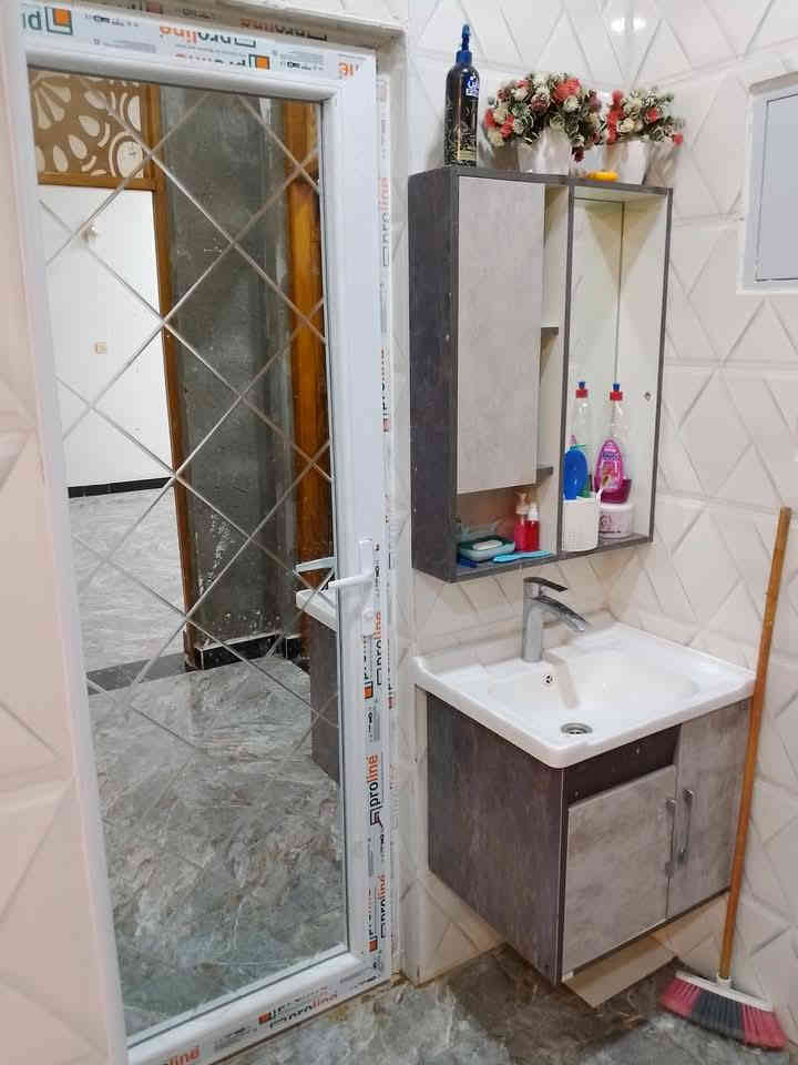 سلام عليكم للبيع زراعي مشمول بالتطويب مرقم كوت حي الخضراء مقابل المعارض البيع المباشر المساحة 250 متر طابق واحد غرفتين نوم واسقبال وصاله ومطبخ وصحيات داخليه وخارجية ومناور عدد 2 وكراج وحديقه بناء درجه اولى للاستفسار ***********
