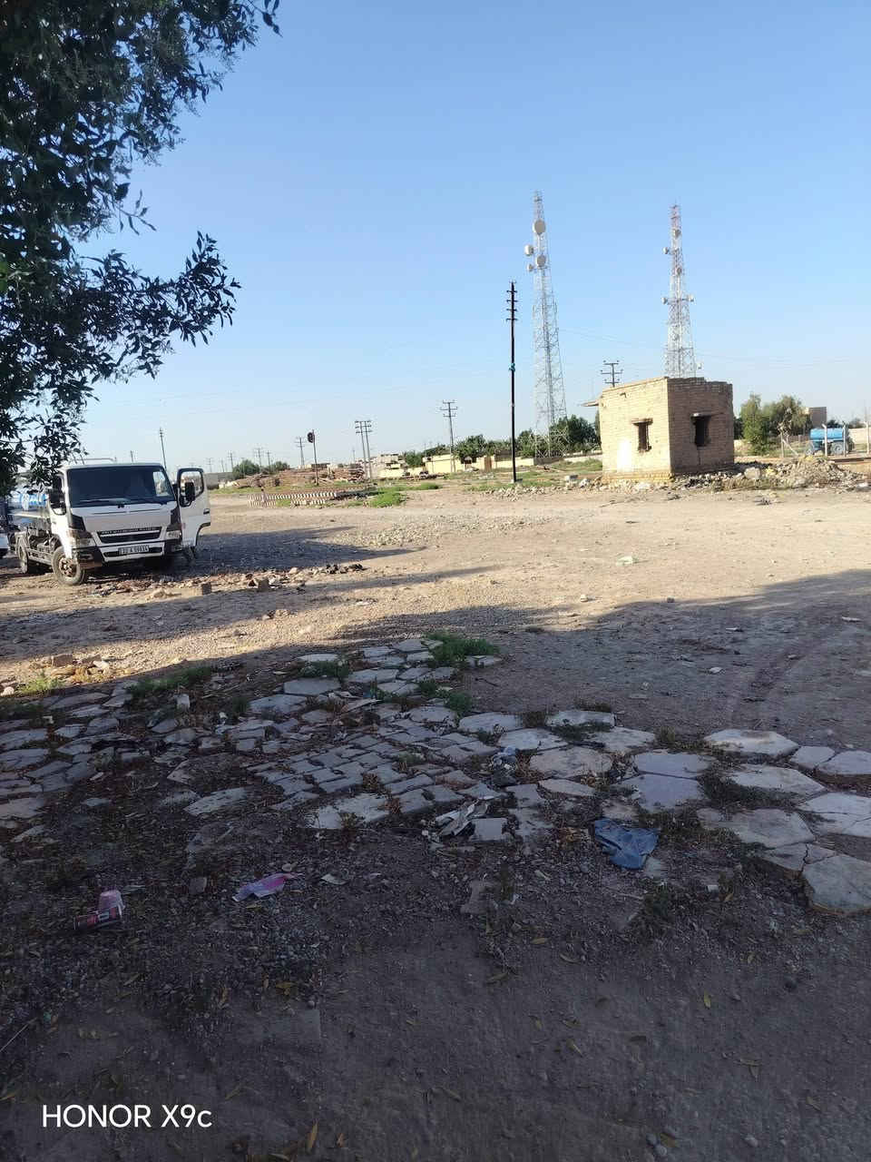 سلام عليكم دار للبيع مساحه ١٥٠متر مع الحديقه البيت يشمل 3غرف وصاله ومطبخ واستقبال خارجي سعر 38 مليون مع تانكيات مغاسل مع البيت مكان حي الجزائر مقابل السجه ***********
