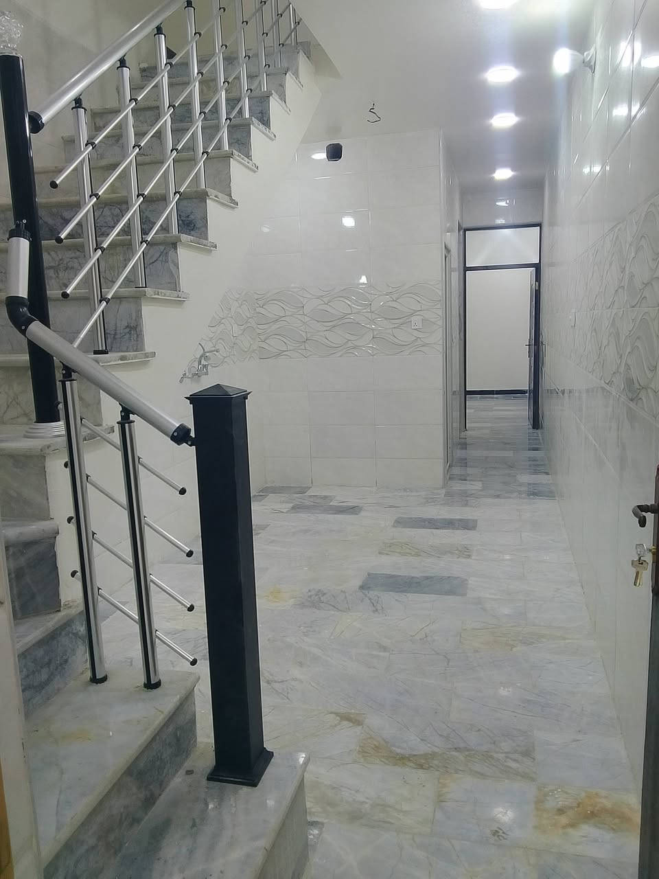 السلام عليكم يتوفر لدا مكتبنا مشتمل للبيع المساحه 60م بناءً حديث زيرو يحتوي على ثلاث غرف نوم واستقبال وحولي كبير وخدمات فوك وخدمات جوه وكراج صغير موقع المشتمل الشعب قرب شارع عدن وقرب مدرسة صلاح الدين المقابيل سوق 4000 موقع جيد جداً وشارع هادئ الاستفسار مكتب الشعب للعقار ***********
