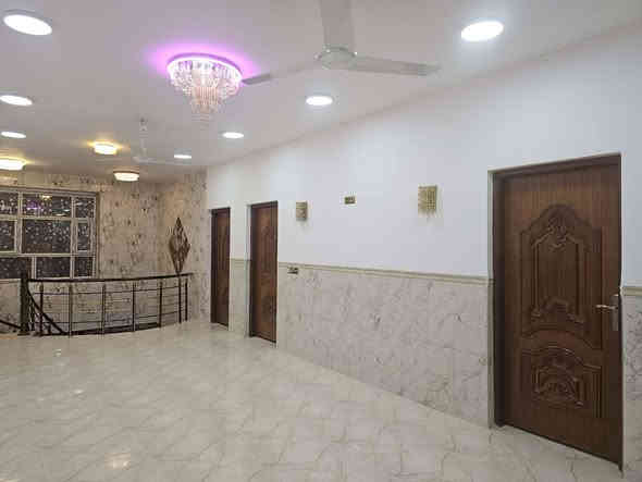 بيت مساحة 400 م سند 25
الواجهة 18م و نزال 22م
يحتوي على  5غرف نوم او مطبخ
 صحيات عدد3 هول عدد 2 
السعر المطلوب 210 وبي مجال 
العنوان بابل حله محلة العتايج شارع مدرسة العلامة العتائقي يبعد عن الشارع العام حوالي 100 متر 
للإستفسار اتصل على صاحب البيت 
*********** / ***********
البيت بي مدخلين باب 2م و باب كراج 4م
