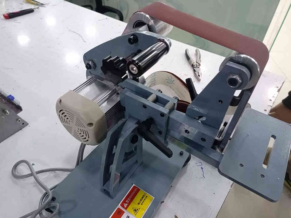 كود 45668
سنفرة شريطية كهربائية مصنوع من سبائك  حديد ثقيل  قياس شريط 915*50ملم متوفرة بقوة مأطور 750W  و 1200 W  يفتر اتجاهين تحكم بالسرع من 200 الى 2000  جودة ومتانة جدا عالية اسعار كما يلي 
300 الف سعر ماطور 750 W
350 الف سعر ماطور 1200W 
سعر اشرطة: 3 الف
اشرطة متوفرة بخشونات مختلفة 
للحجز والاستفسار راسلنا على واتساب *********** او ***********
