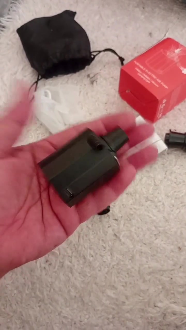 مضخة هواء كهربائية محمولة، مماثلة لموديل Rantizon Tiny Electric Air Pump.الوظائف: توفر وظائف متعددة تشمل النفخ، تفريغ الهواء (Vacuum)، وتعمل أيضًا كإضاءة للتخييم.المميزات: تتميز بحجم صغير مناسب للسفر، وتتضمن بطارية قابلة لإعادة الشحن عبر USB.الاستخدامات: مناسبة لنفخ المراتب الهوائية، ألعاب المسبح، وأكياس التخزين بالتفريغ

سعر ٢٠ الف 
توصيل ٥

#every


**إذا كنت صاحب هذا الإعلان وتريد حذفه لأي سبب، رجاءا أرسل رسالة إلى الدعم الفني**