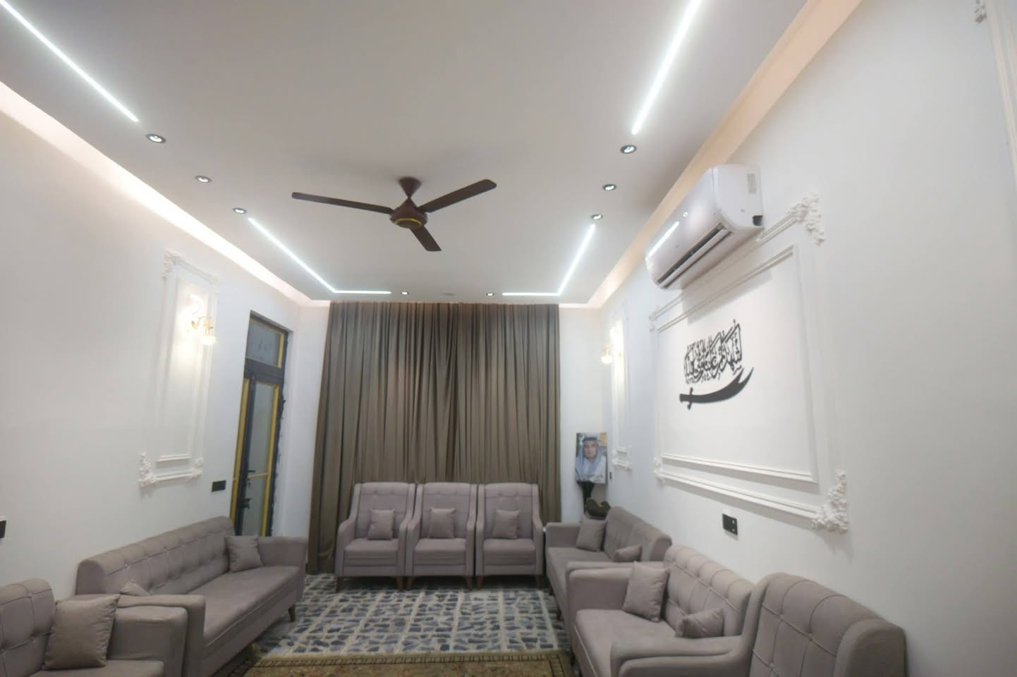 السلام عليكم بيت للبيع  فقط ١٥٠م في  الرواد طابقين كامل حديث بناء٢٠٢٥ مابيه اي نقص يتكون من ٦غرف نوم واستقبال طول ٧م ومطبخ ٥م وحوالي ٥×٦ و٣ مجاميع صحيه البيت كله ديكورات علما المنطقه كامله الخدمات فقط التبليط  عن قريب ما بقاله شي  الاستفسار الاتصال على الأرقام الموجود او*********** على الاواتساب
