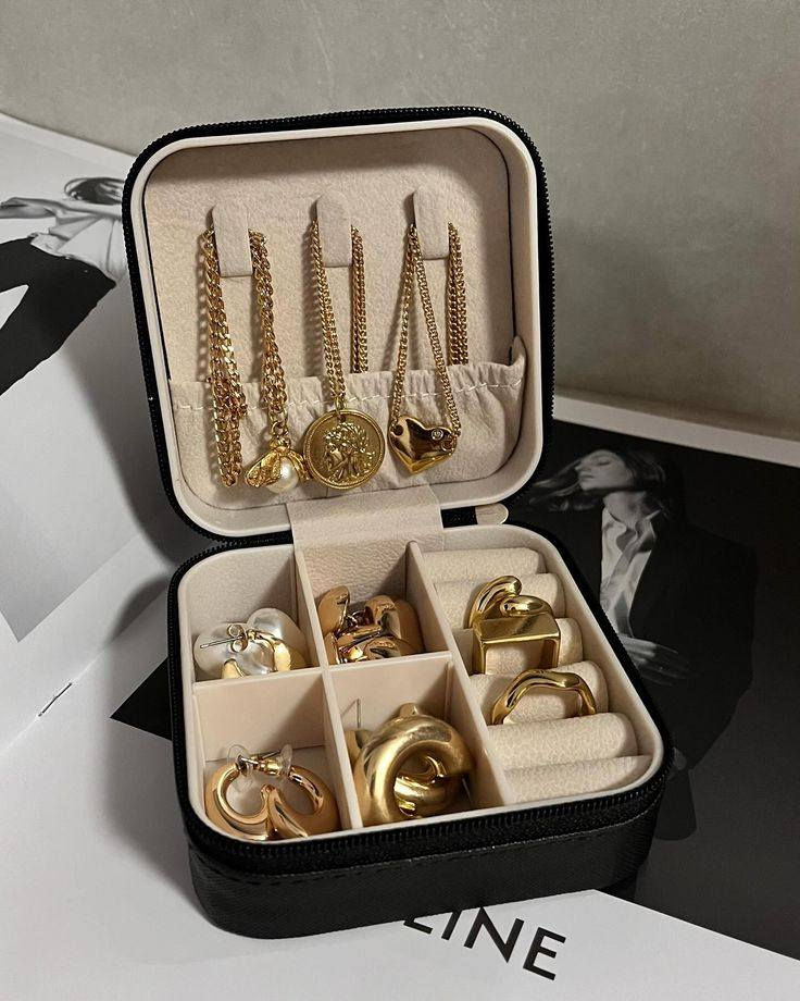 توفر علبه اكسسورات سعر 3 
 متوفر بلون اسود فقط 
متوفر توصيل داخل النعمانيه


**إذا كنت صاحب هذا الإعلان وتريد حذفه لأي سبب، رجاءا أرسل رسالة إلى الدعم الفني**