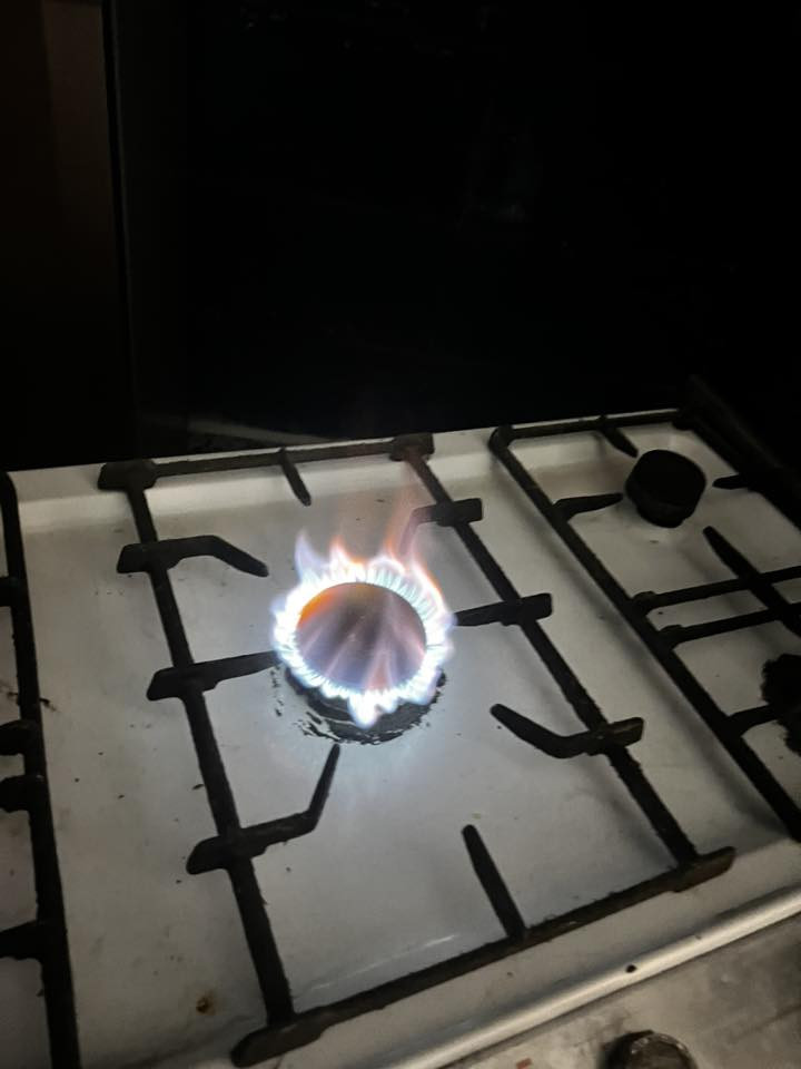 السلام عليكم
طباخ نوعيه قديمه  العيون كلها شغلات   وهاي نارة كدامكم
بس عين وحده صغيره من اطفيها اطلع 
 صوت مثل اللگفه
الفرن شغال 
السعر 30 مكاني شارع الجامع مال عبيدي

***********
