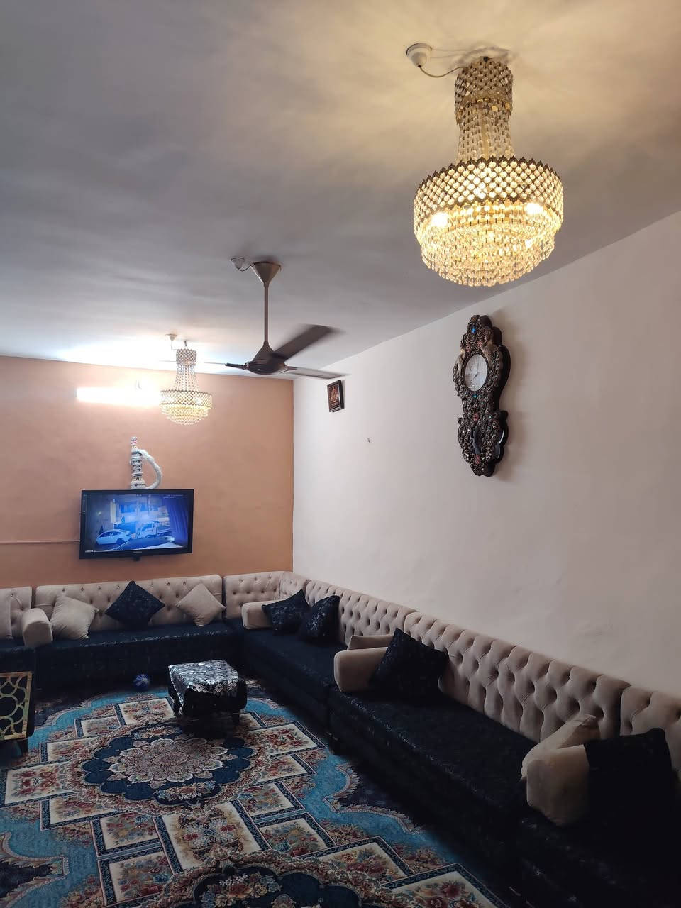 المساحة: 200 متر

الملكية: البيت باسم شخص واحد

المواصفات:

5 غرف نوم

4 صحيات

مطبخ

صالة مفتوحة على الاستقبال

بالكونة

ترك (ممر/ساحة) على طول خلف البيت

الطابق الثاني: بناء جديد ونظيف

مخزن في السطح (الطابق الثاني)

مميزات الموقع:

قريب جدًا من السوق

قريب من الشارع الرئيسي

جيران محترمين جدًا من الجانبين والأمام

 خدمات متوفرة

السعر: خاص او واتساب

📞 للاتصال: ***********
