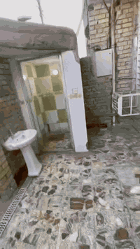 للايجار دار مساحه ١٠٠ متر منطقة البلديات حي التراث الدار طابق واحد نظيف جدا يحتوي على استقبال وممر وصاله ومطبخ وخدمات وغرفة نوم وفوق بيتونه كبيره وسطحين السعر للايجار ثابت ٥٠٠ الف الدار فارغ حاليا يعني المؤجر كبل يسكن بيه كامل واير سحب ماطور ماء تانكي ساخن كامل للإستفسار مع رقم مكتب المستقبل ***********
