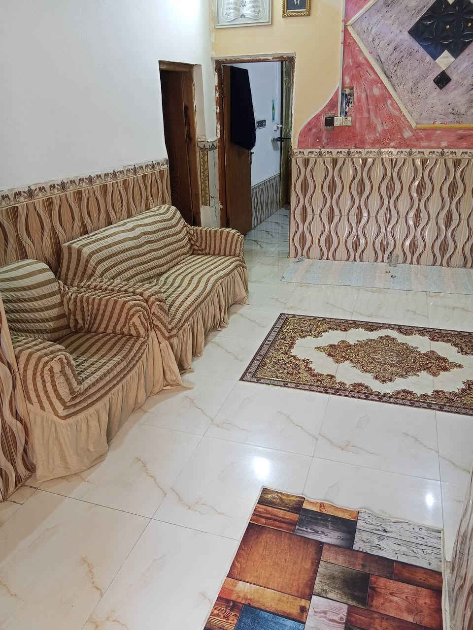 السلام عليكم بيت للبيع الموقع حي الحسن
غرفتين صاله ديوانيه مطبخ مخزن صحيات ممر 
المساحه 150 
السعر يم صاحب الرقم ***********
